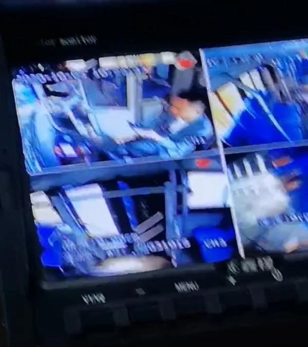 武陵園風(fēng)景區(qū)調(diào)試大巴洗車機(jī)